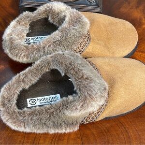 ISOTONER US 9-10 Size Tan beige w/ embroidered band Sole dark brown. Preloved